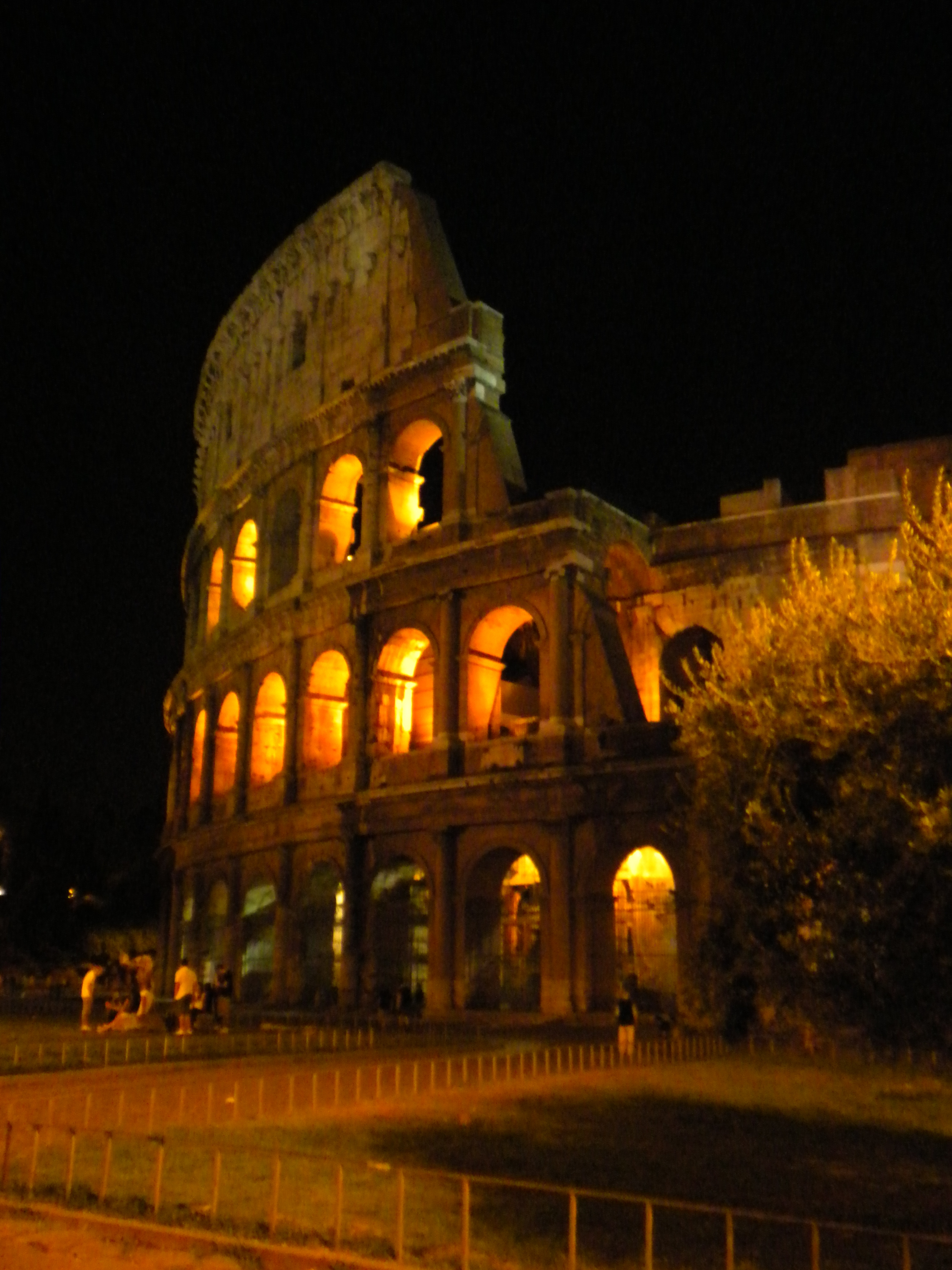 colosseum-after-dark-which-way-to-rome